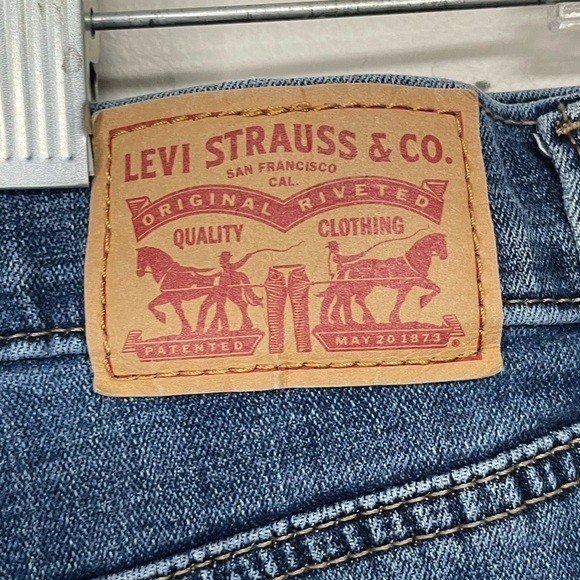 levi's Mid Length Rolled Cuff Denim Shorts, 5 Pocket, Medium Wash, 29 - Picture 4 of 8